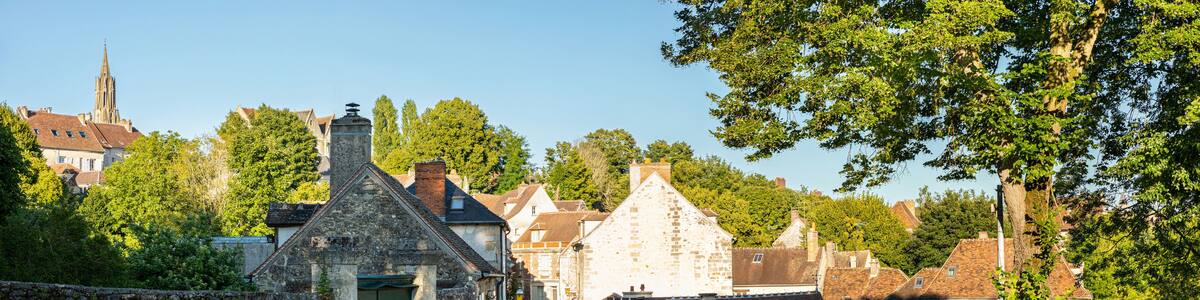 Promenade dans les rues de la ville de Senlis en France