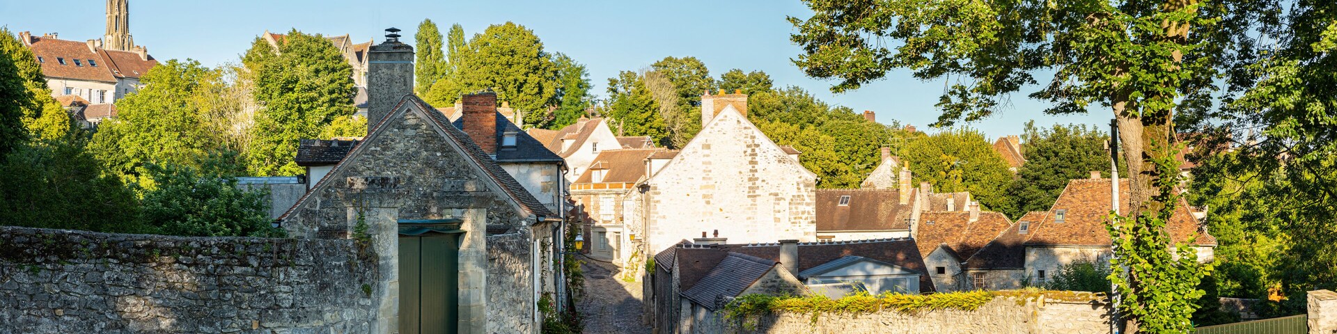 Promenade dans les rues de la ville de Senlis en France