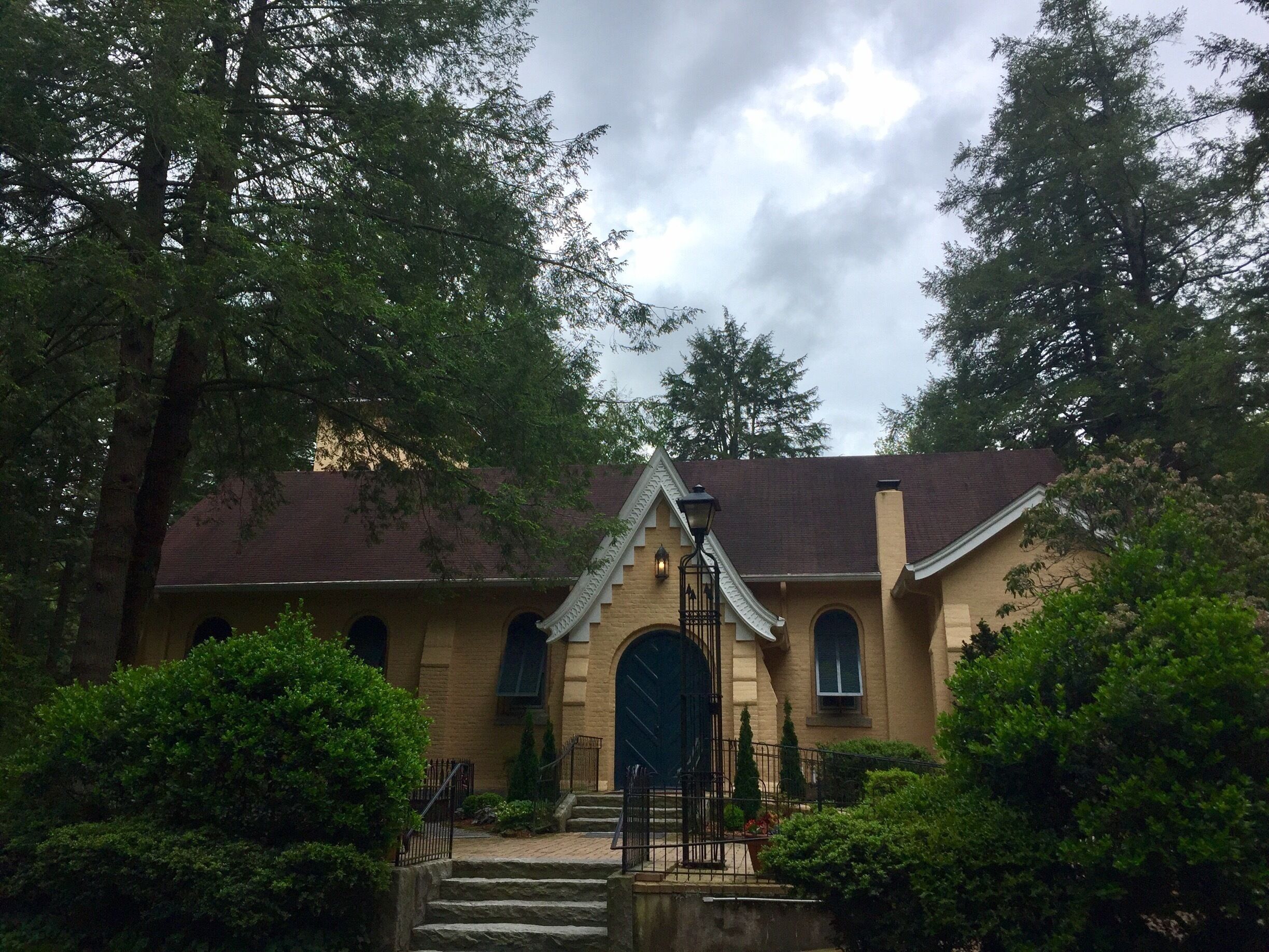 Built in 1833 many well known members of Southern Aristocracy have family plots here including, members of the families of three signers of the Declaration of Independence and the first secretary of the Confederate Treasury. 