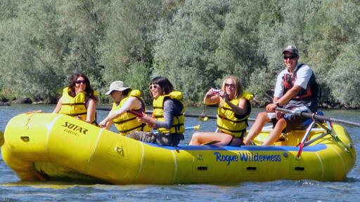 Rogue River som inkluderer elv eller bekk og rafting i tillegg til en liten gruppe med mennesker