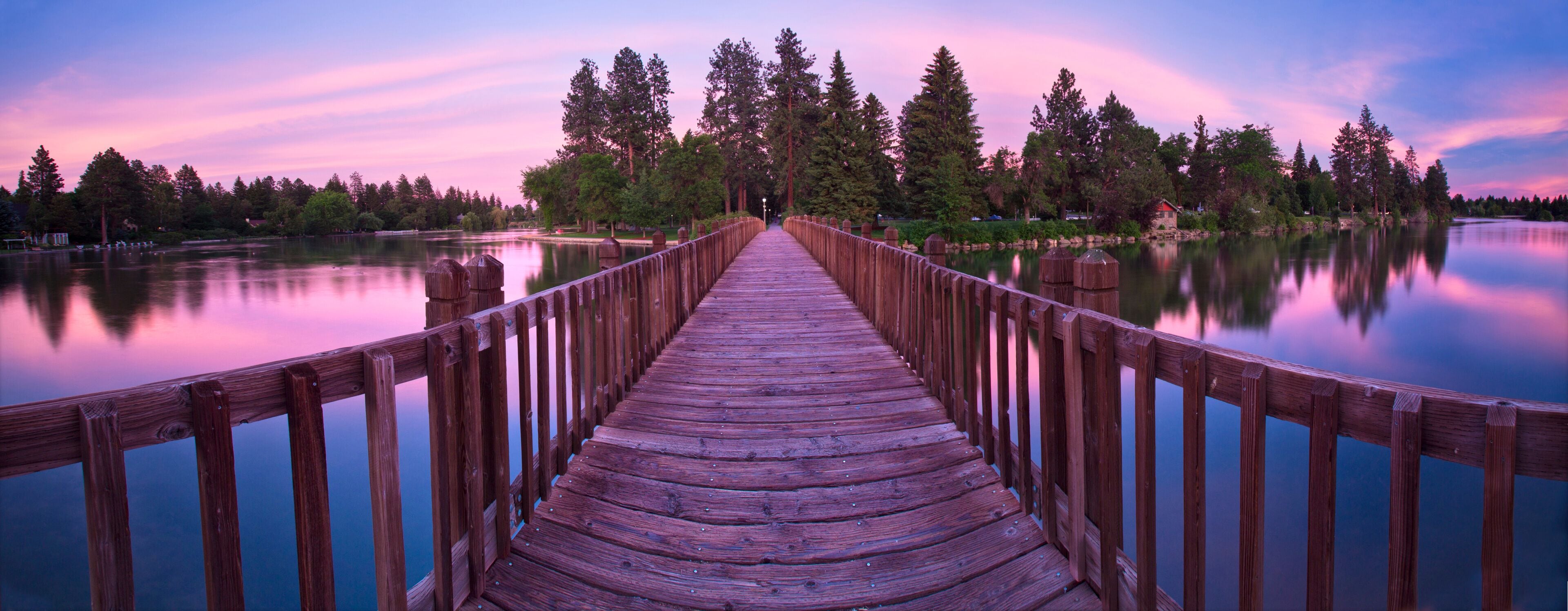 The Drake Park footbridge located at Mirror Pond near the downtown of Bend, Oregon.