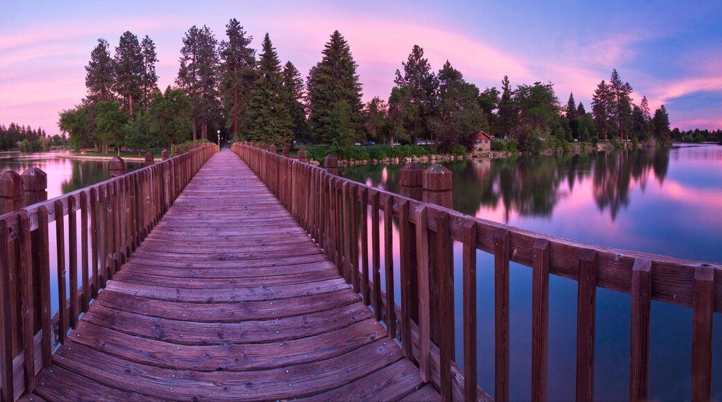 The Drake Park footbridge located at Mirror Pond near the downtown of Bend, Oregon.