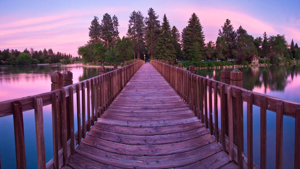 The Drake Park footbridge located at Mirror Pond near the downtown of Bend, Oregon.