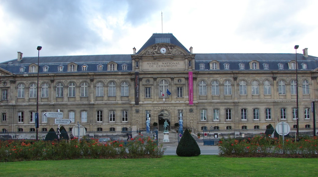 Vue de face de la Cité de la céramique (musée et manufacture) à Sèvres