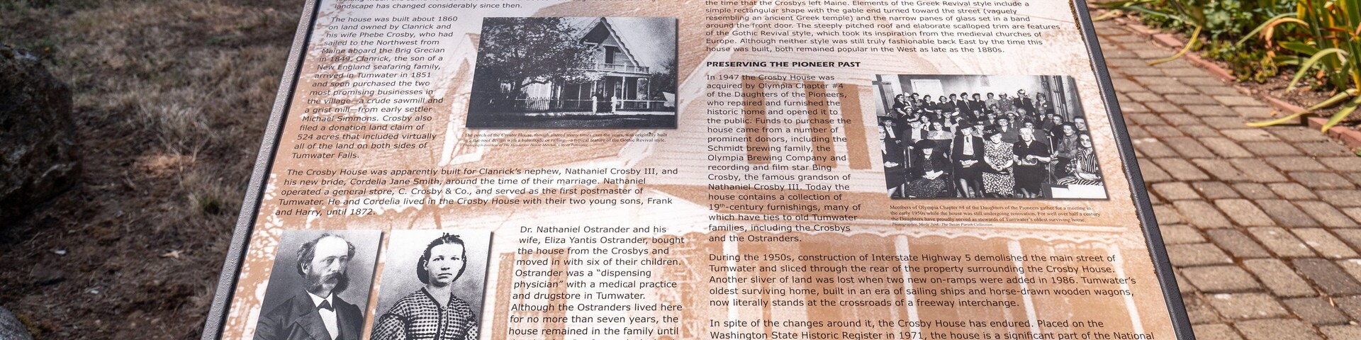 Un marcador histórico que detalla la casa de los Crosby de la época pionera, incluyendo su estilo arquitectónico y relevancia histórica.