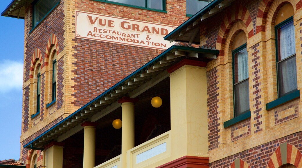 Queenscliff which includes heritage elements, signage and a hotel