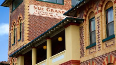 Un edificio con un cartel que dice "VUE GRAND RESTAURANT & ACCOMMODATION".