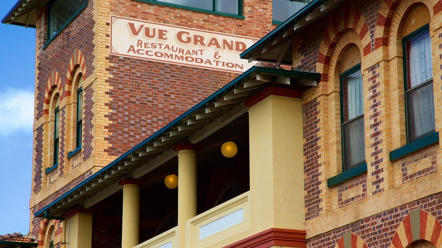 Queenscliff showing heritage elements, signage and a hotel