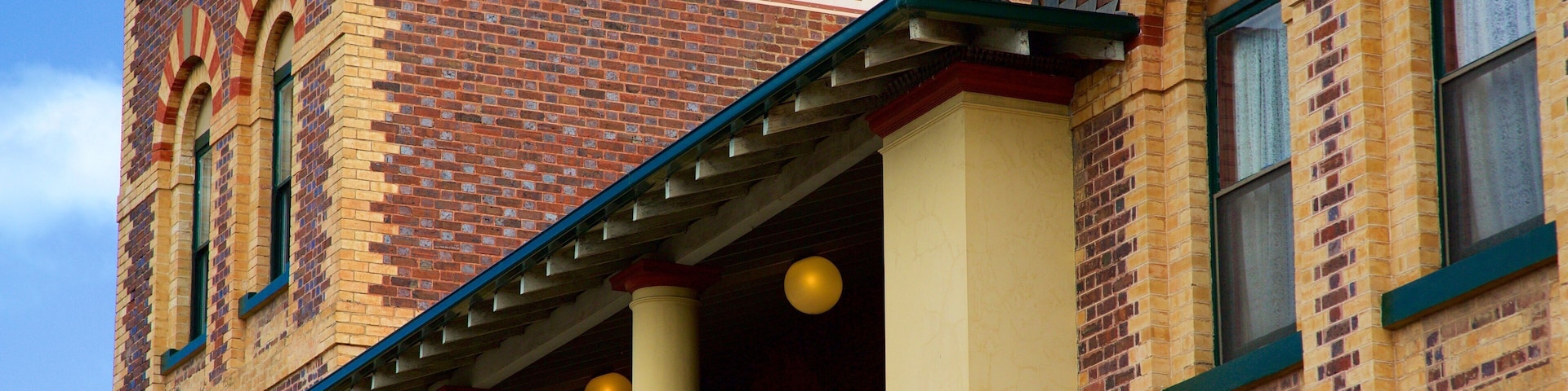 Queenscliff which includes heritage elements, signage and a hotel