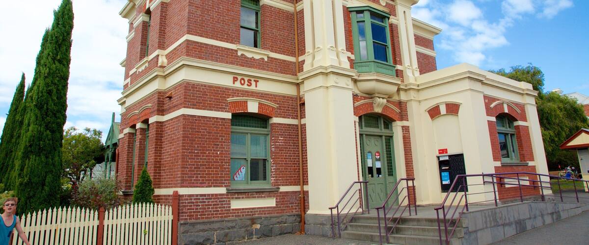 Queenscliff which includes heritage elements