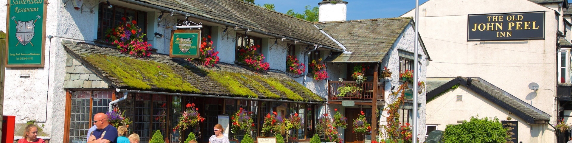 Bowness-on-Windermere mostrando segnaletica, piccola città o villaggio e strade