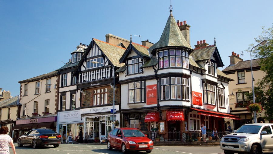 Bowness-on-Windermere showing street scenes, a small town or village and signage