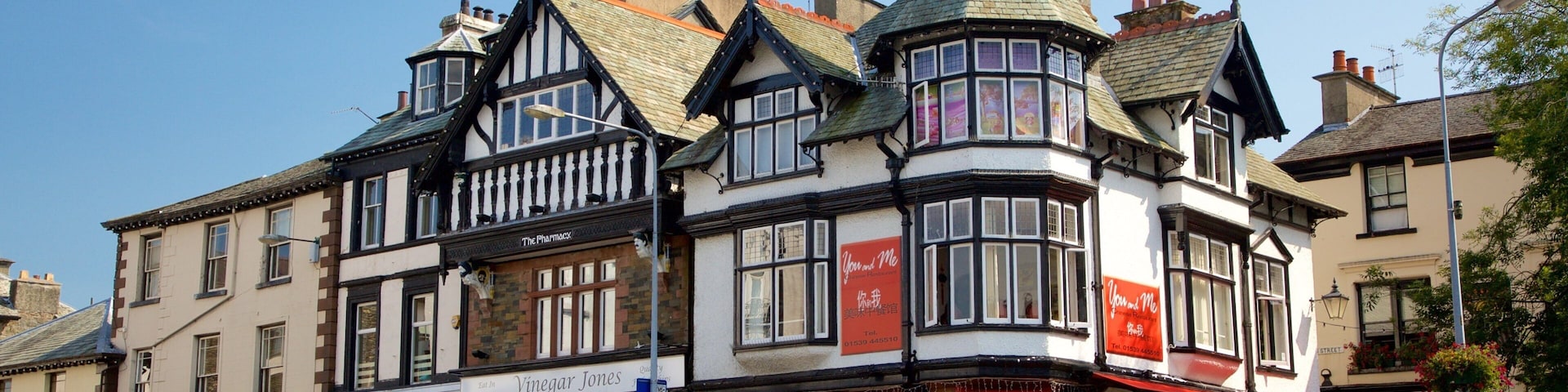 Bowness-on-Windermere que incluye escenas cotidianas, un pueblo y señalización