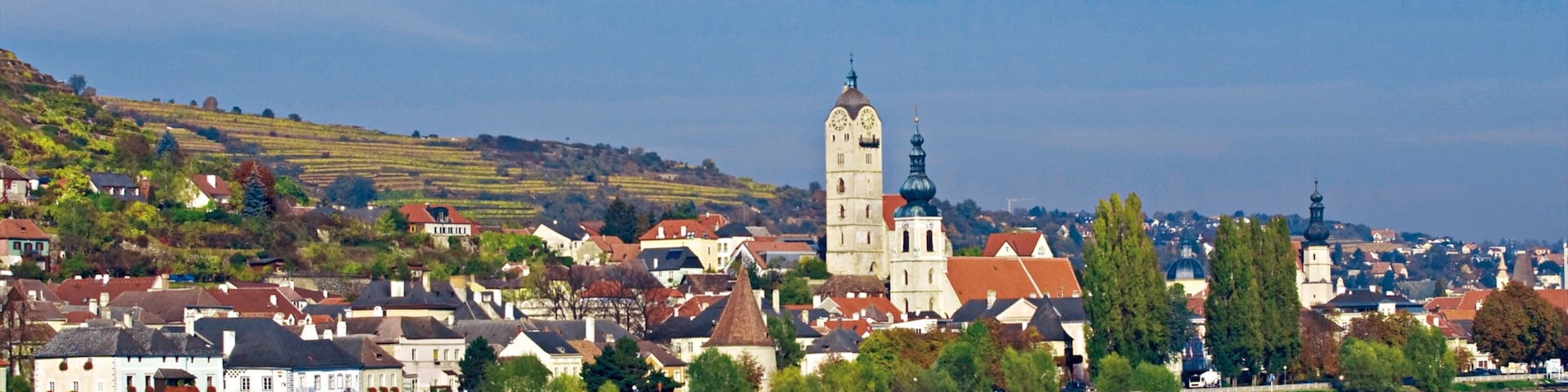 Krems an der Donau mostrando una pequeña ciudad o aldea y un río o arroyo