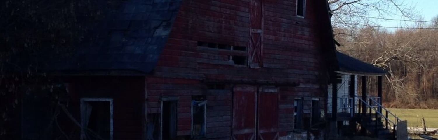 A old run down barn in the hills of New Jersey, near the infamous shades of death road.
#Abandoned