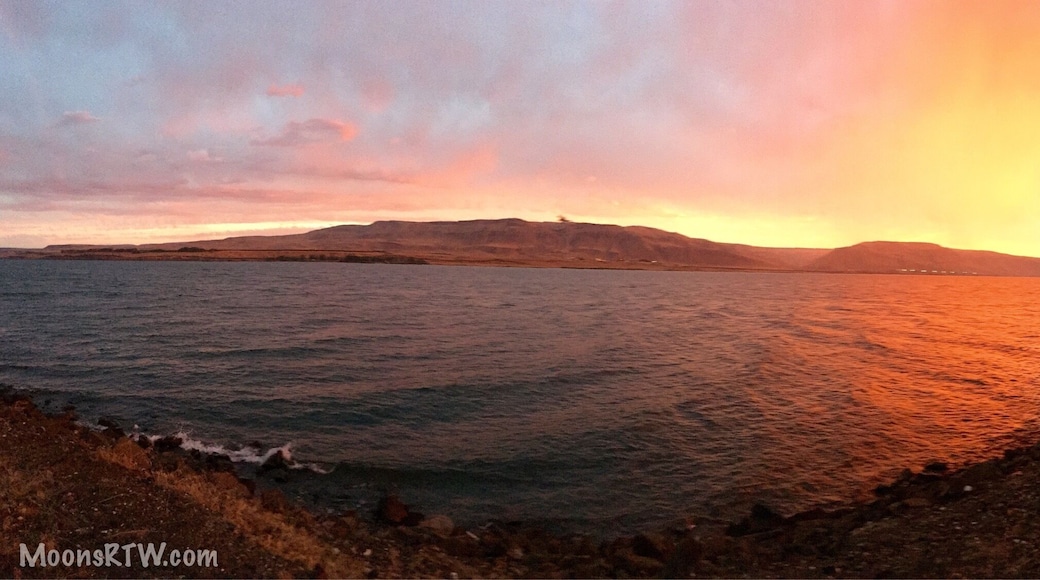 Sunrise over the Columbia River. You can dry camp for $9 or stay at the Marina #Rvpark with full hookups for $30. A great location for sunsets and sunrises, but it does get windy. #rvlife #rvlifestyle #moonsrtwrv #moonsrtwusa