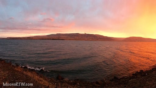 Sunrise over the Columbia River. You can dry camp for $9 or stay at the Marina #Rvpark with full hookups for $30. A great location for sunsets and sunrises, but it does get windy. #rvlife #rvlifestyle #moonsrtwrv #moonsrtwusa