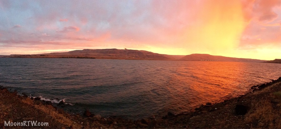 Sunrise over the Columbia River. You can dry camp for $9 or stay at the Marina #Rvpark with full hookups for $30. A great location for sunsets and sunrises, but it does get windy. #rvlife #rvlifestyle #moonsrtwrv #moonsrtwusa