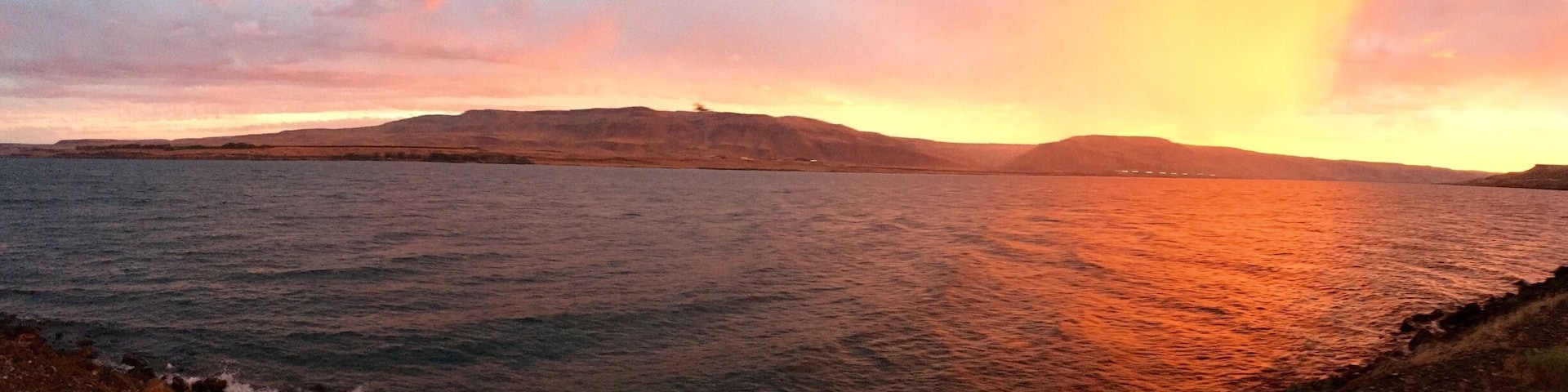 Sunrise over the Columbia River. You can dry camp for $9 or stay at the Marina #Rvpark with full hookups for $30. A great location for sunsets and sunrises, but it does get windy. #rvlife #rvlifestyle #moonsrtwrv #moonsrtwusa