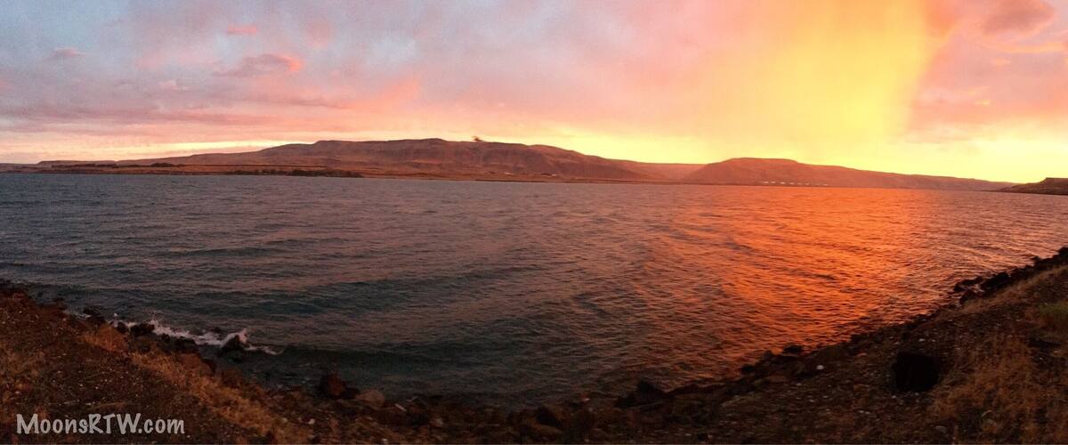 Sunrise over the Columbia River. You can dry camp for $9 or stay at the Marina #Rvpark with full hookups for $30. A great location for sunsets and sunrises, but it does get windy. #rvlife #rvlifestyle #moonsrtwrv #moonsrtwusa