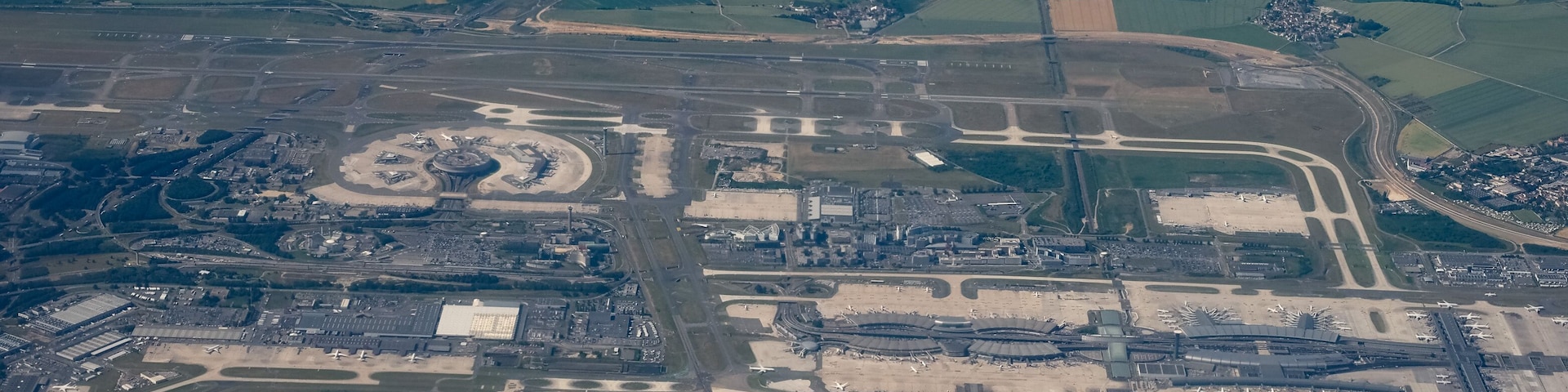 Un aeropuerto rodeado de campos de cultivo.