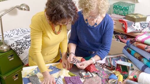 Chesaning ofreciendo vistas de interior y también una pareja