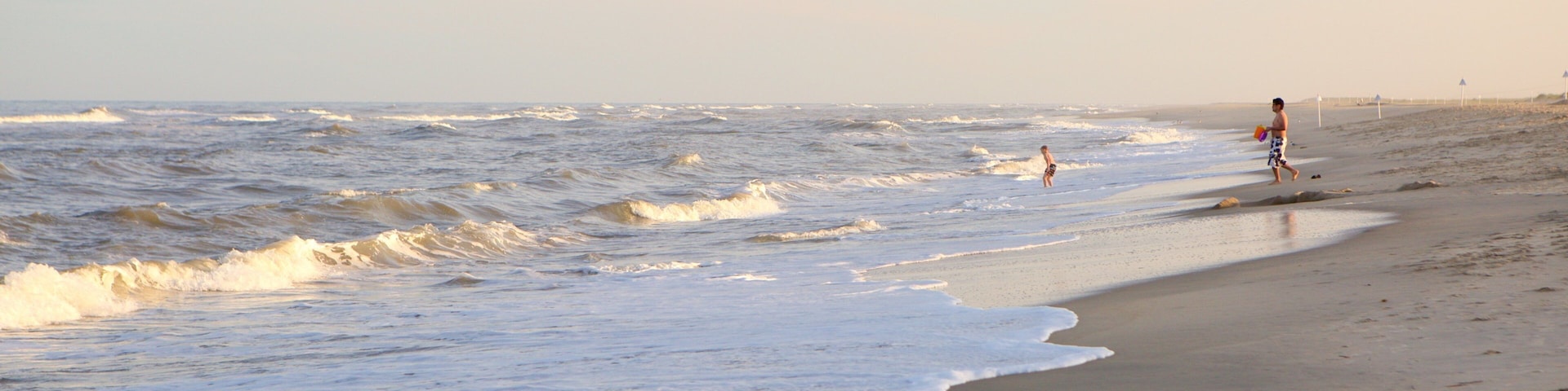 Chincoteague ofreciendo olas y una playa de arena