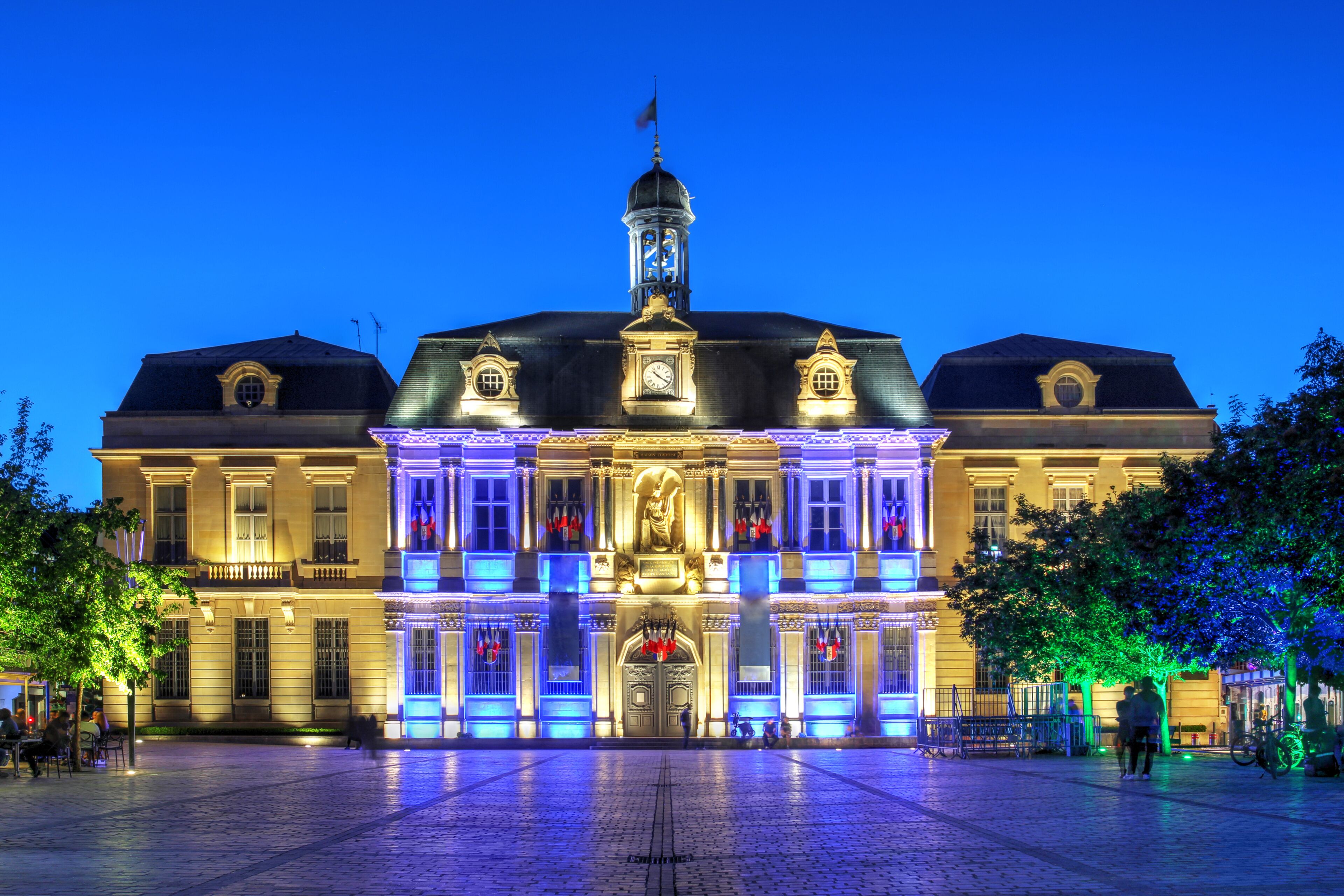 L'hôtel de ville (town hall) in Troyes, France at night