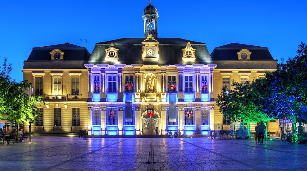 L'hôtel de ville (town hall) in Troyes, France at night
