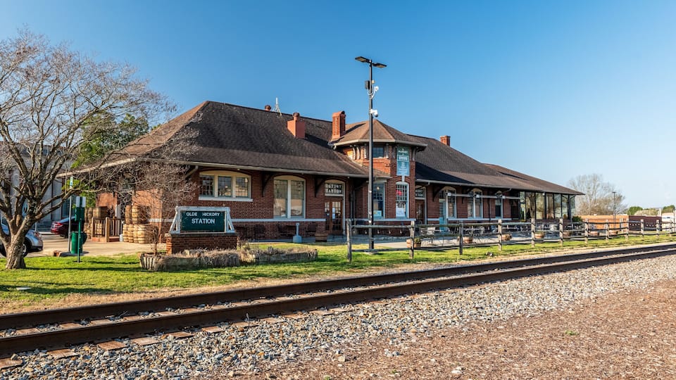 A brick train station with a sign reading "Olde Hickory Station."