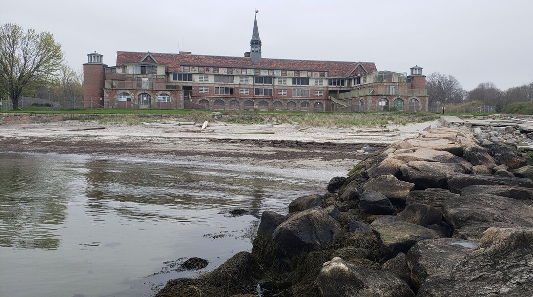 Built in 1934 as a TB hospital for children. One of the nation's first hospitals to use heliotropic treatment (sunlight). It was believed that the sun could cure TB and other mental diseases
#abandoned #connecticut #urbanexploration #abandoned_places #hospital #urbanex