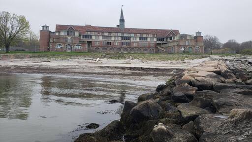 Built in 1934 as a TB hospital for children. One of the nation's first hospitals to use heliotropic treatment (sunlight). It was believed that the sun could cure TB and other mental diseases
#abandoned #connecticut #urbanexploration #abandoned_places #hospital #urbanex