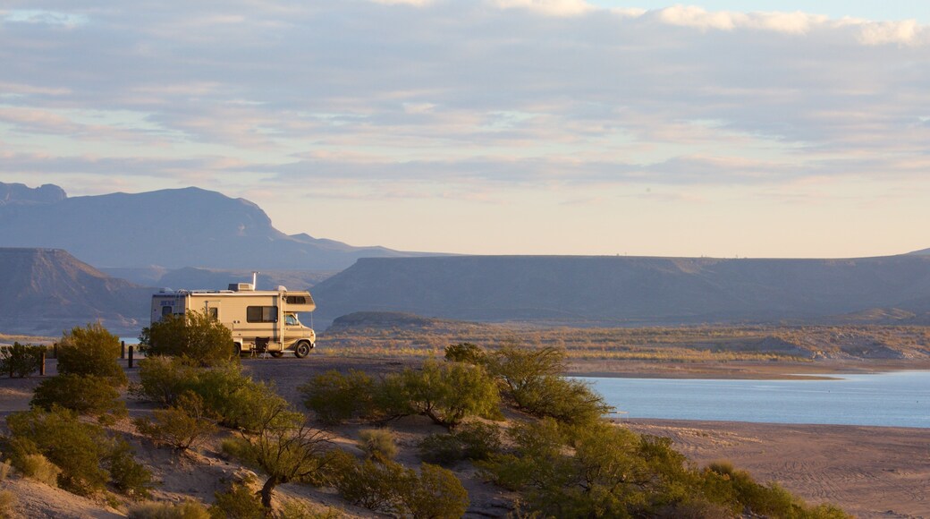 Elephant Butte caracterizando cenas tranquilas e passeio em veículo