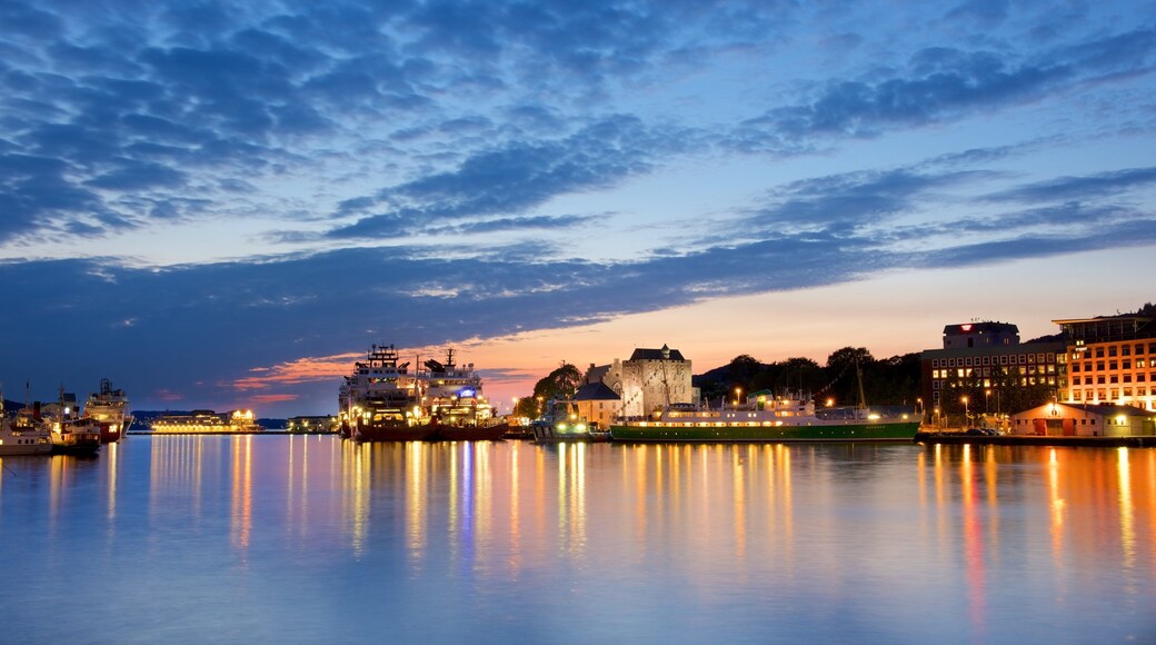 Bergen som inkluderer nattbilder, kyst og båter