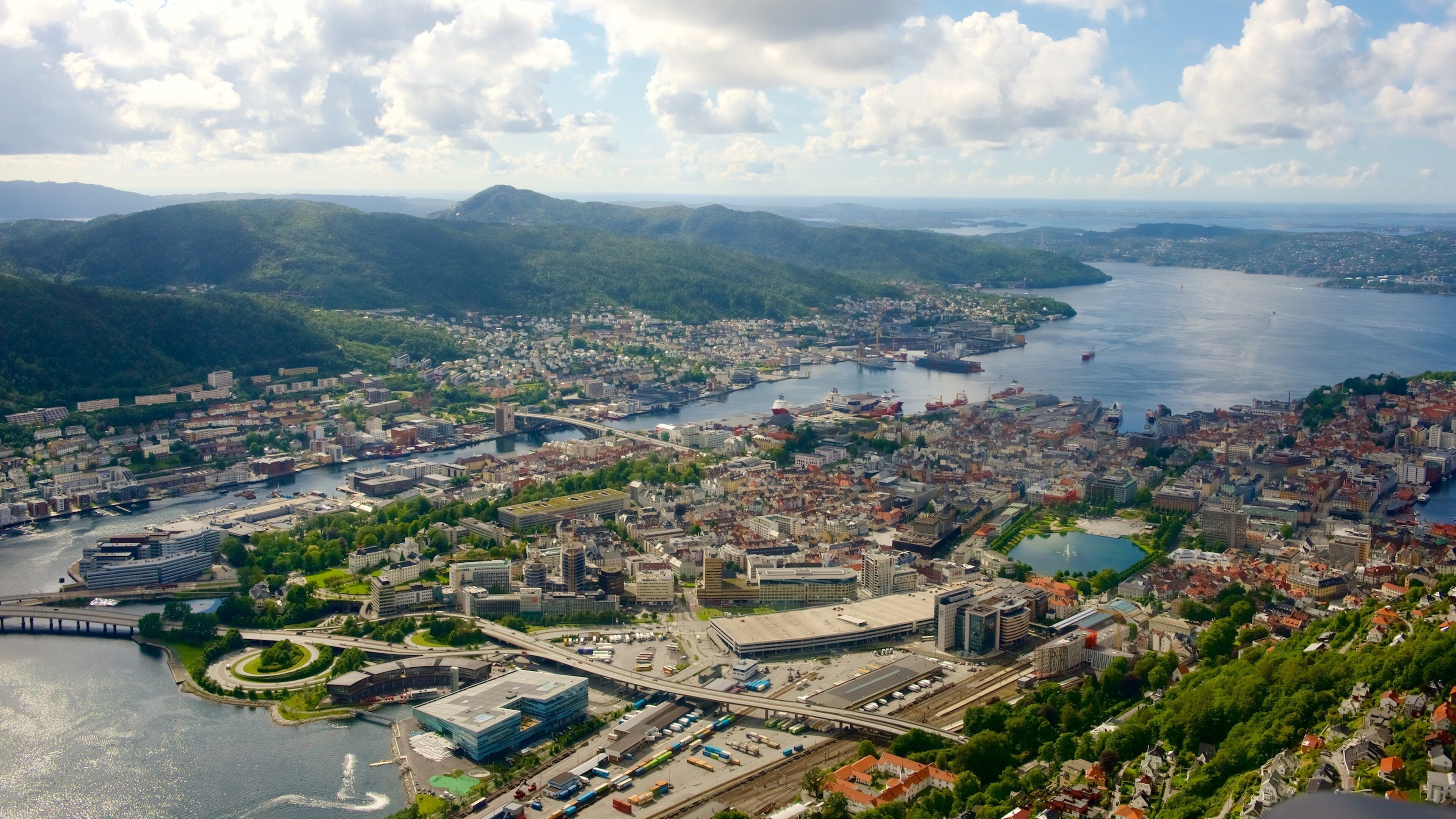 Bergen som omfatter en sø eller et vandhul, udsigt over landskaber og en by