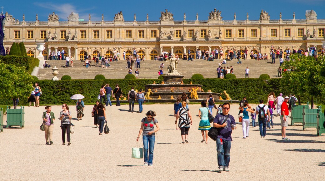 Versailles showing heritage architecture, a statue or sculpture and a square or plaza