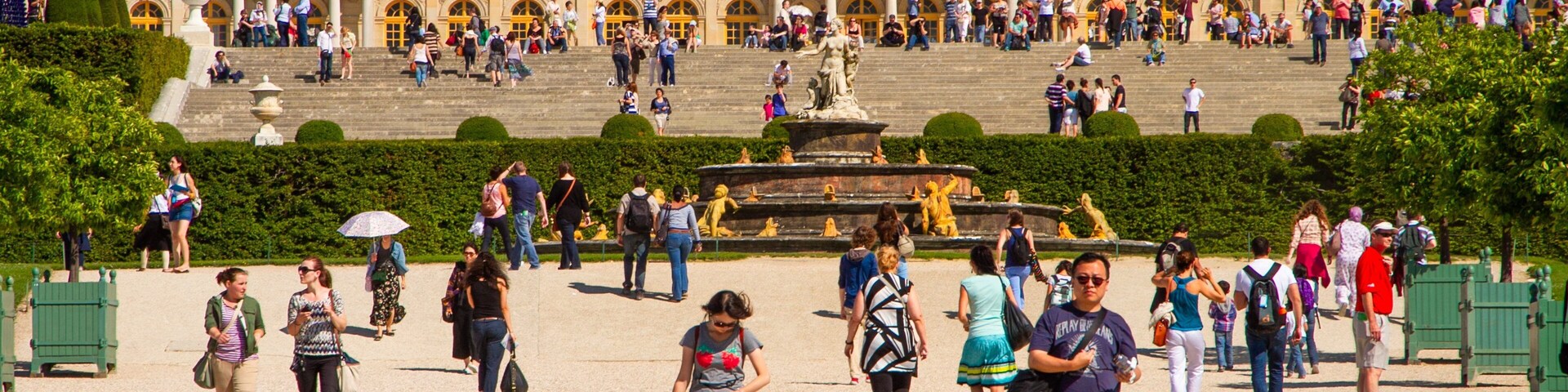 Versailles showing heritage architecture, a statue or sculpture and a square or plaza
