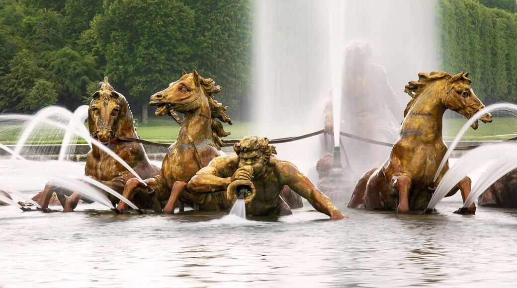 A Triton calms the sea while announcing the return of Apollo. The Apollo Fountain shows the Greek god rising from the sea for his daily flight. He rides a gilded lead chariot pulled forth by four horses. This fountain was installed in the 17th century.