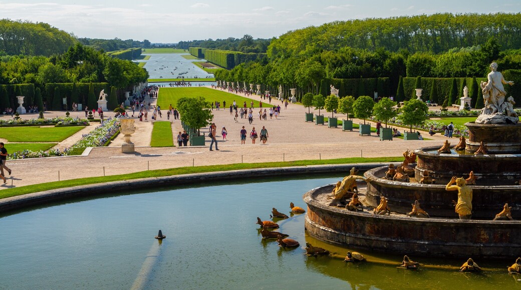Versailles which includes heritage elements, a garden and a pond