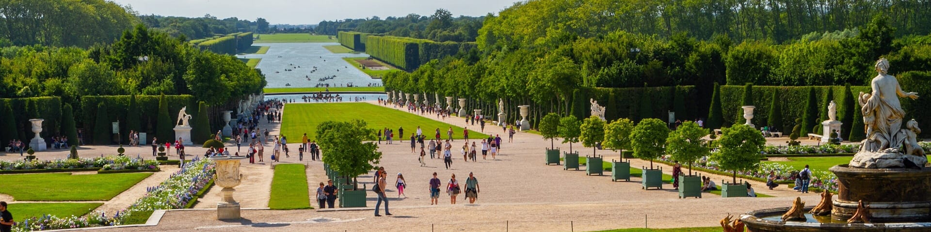 Versailles which includes heritage elements, a garden and a pond