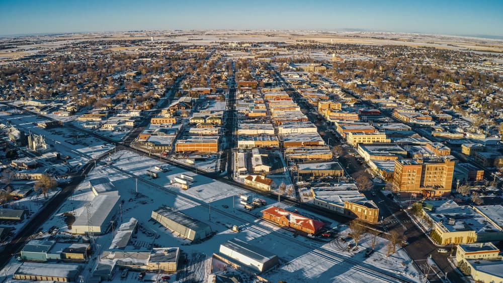 Eine Luftaufnahme einer Stadt mit verschneiten Straßen und Gebäuden.