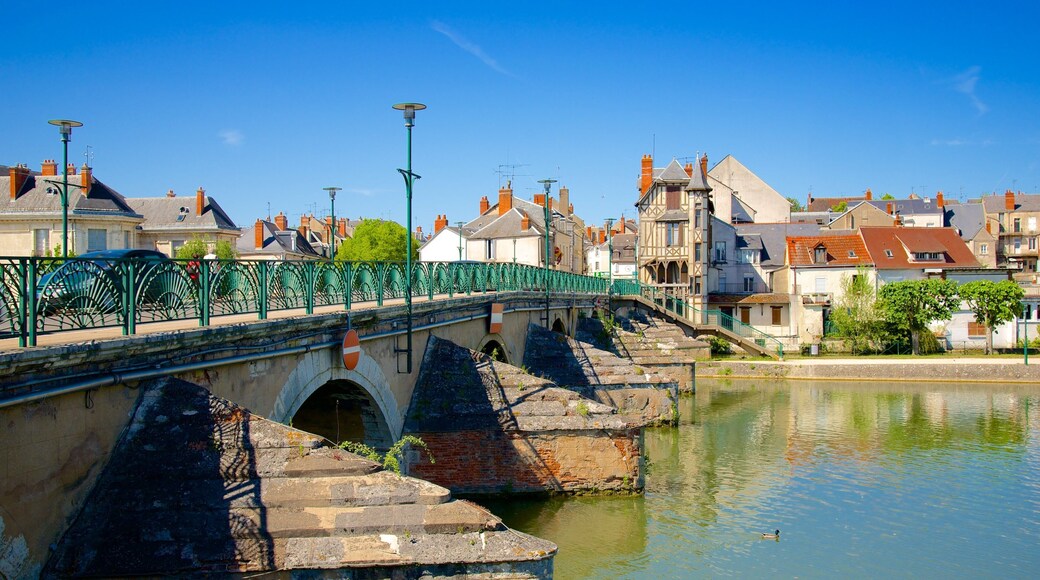 Vierzon showing a bridge