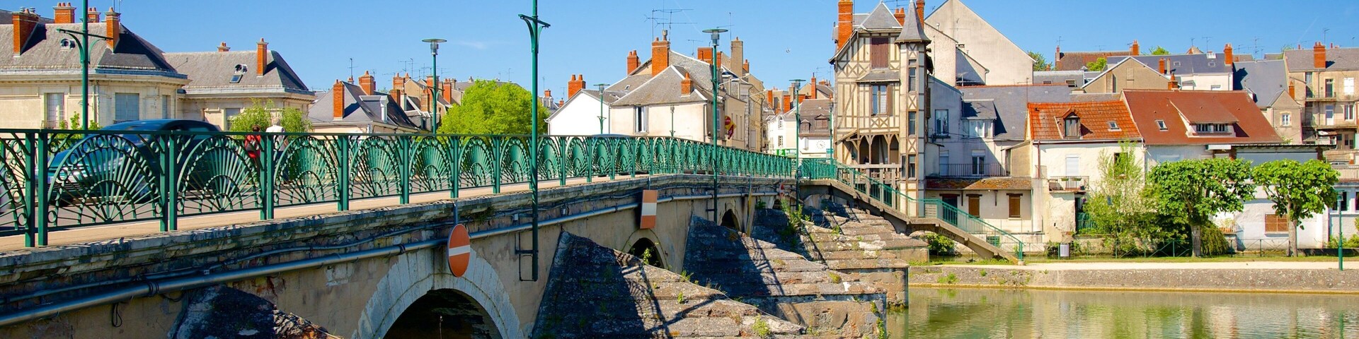 Vierzon showing a bridge