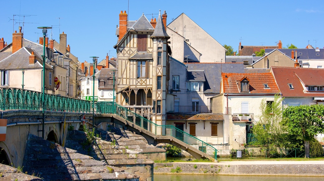 Vierzon mostrando uma ponte e elementos de patrimônio