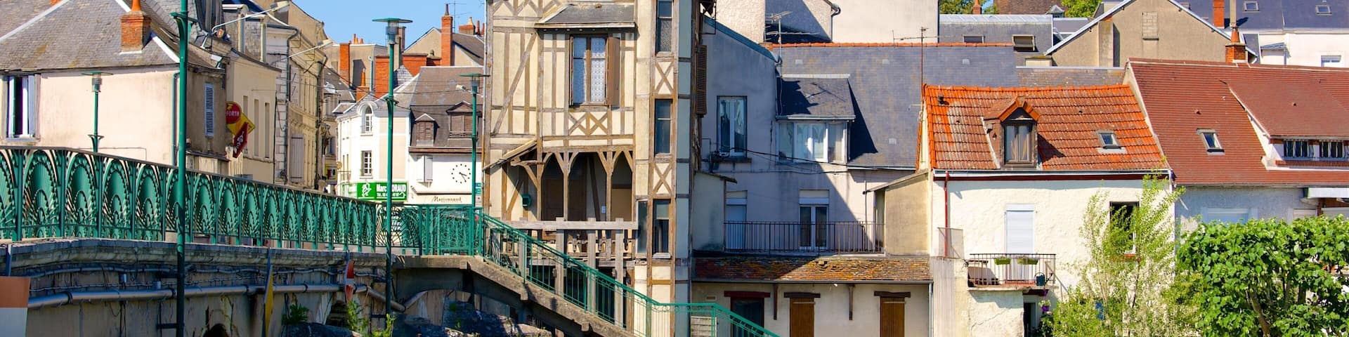 Vierzon montrant patrimoine historique et pont