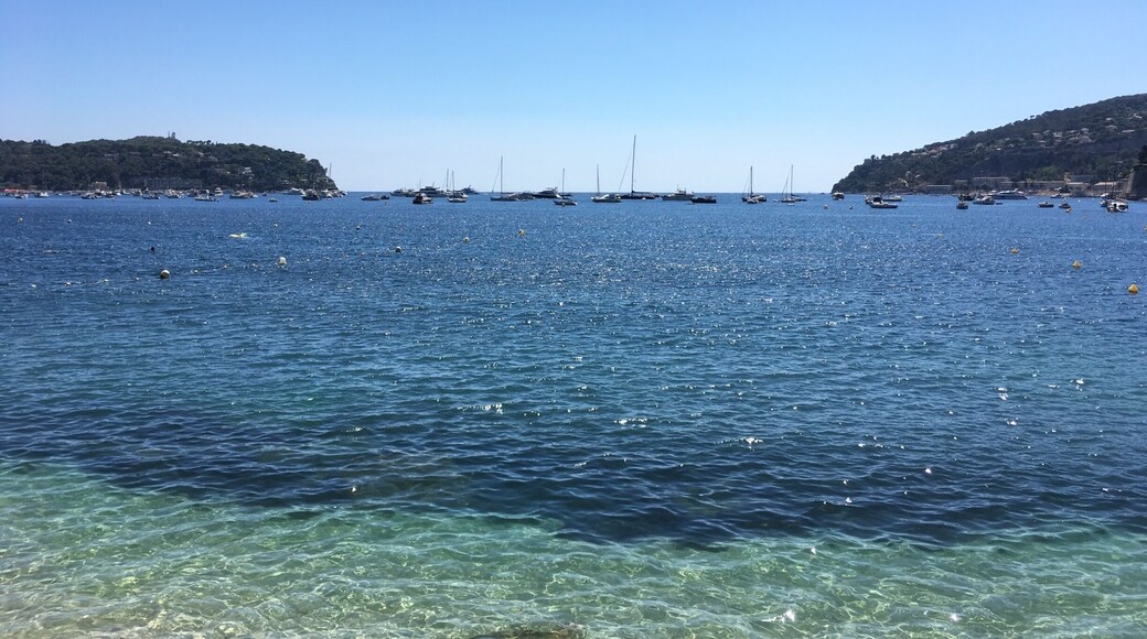 The majestic Villefranche-sur-Mer on the French Côte d’Azur. A perfect place for an afternoon in the Mediterranean sun with a nice cold drink 🍸
#BVSBlue