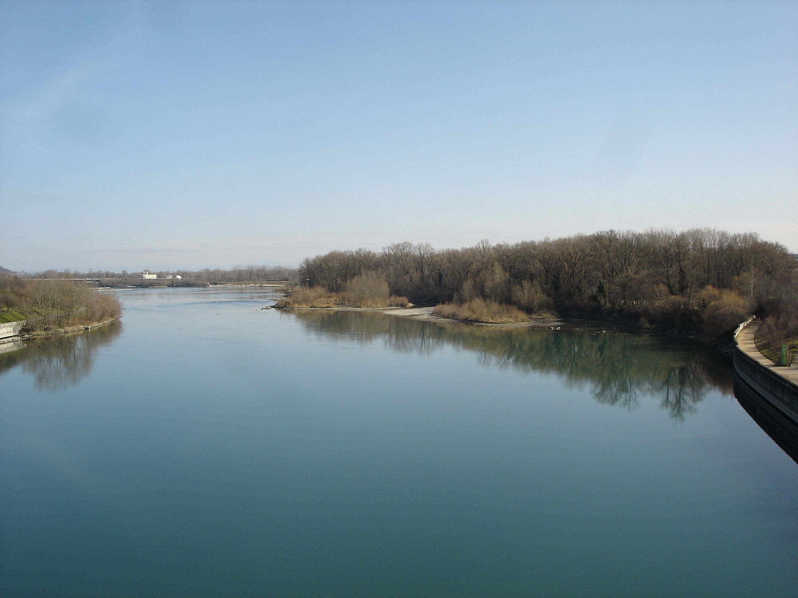 Vue sur le Rhône et la parc de la Feyssine depuis le pont Raymond Poincaré.