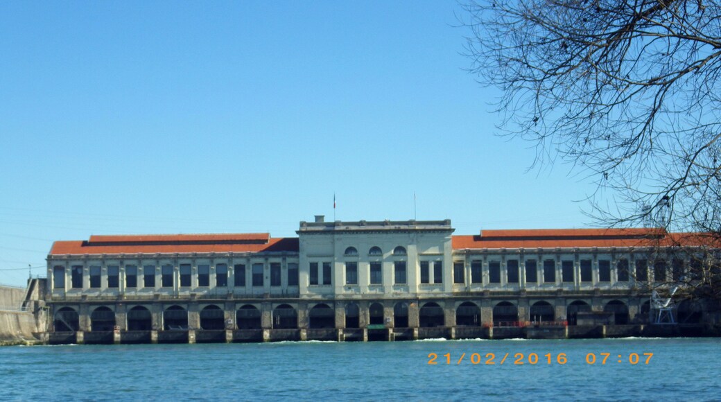 Vu de la Centrale hydroélectrique de Cusset en aval du canal de jonage