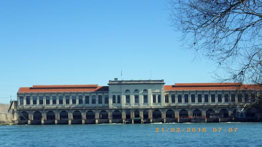 Vu de la Centrale hydroélectrique de Cusset en aval du canal de jonage
