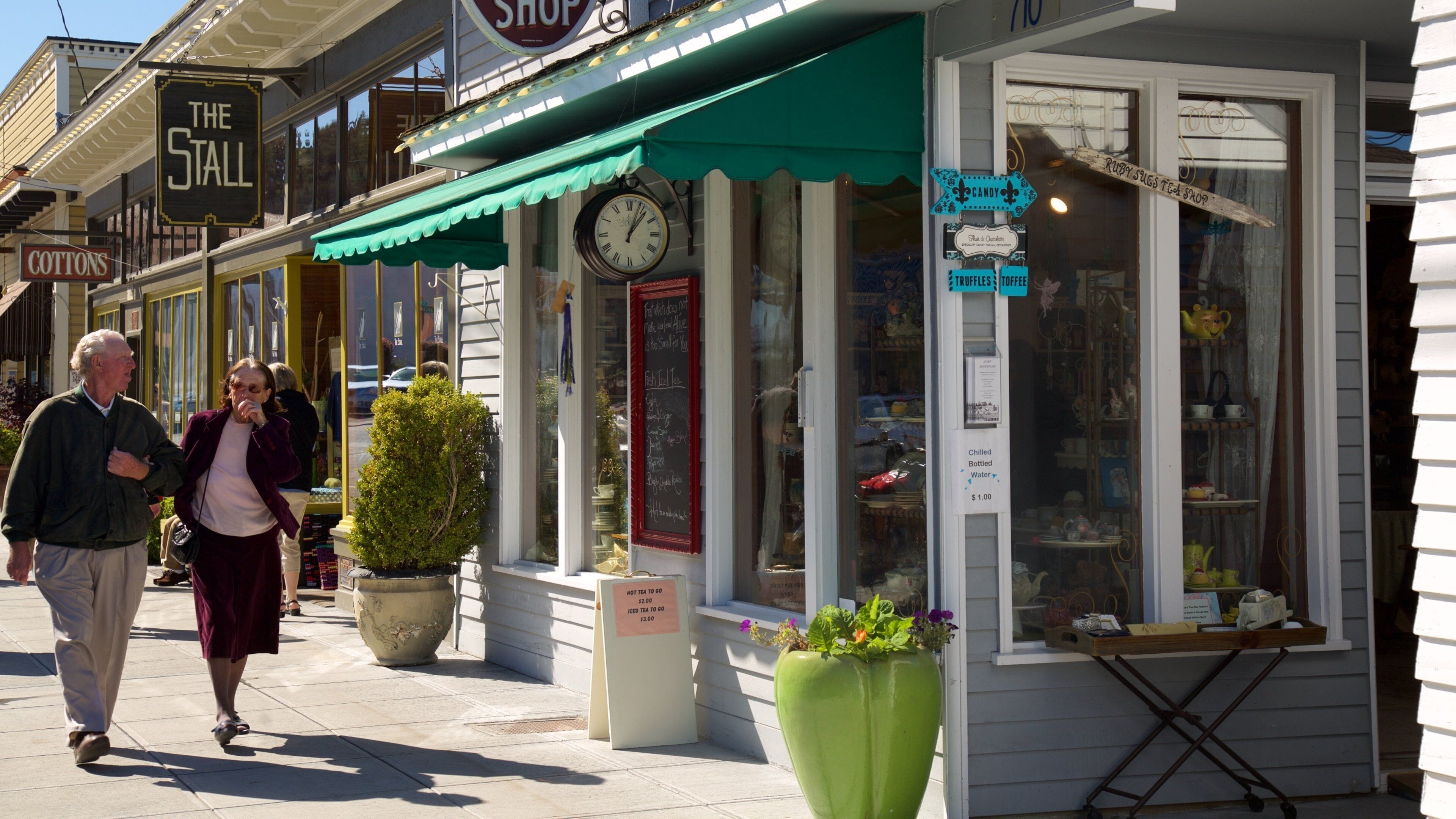 La Conner mostrando escenas cotidianas y también una pareja